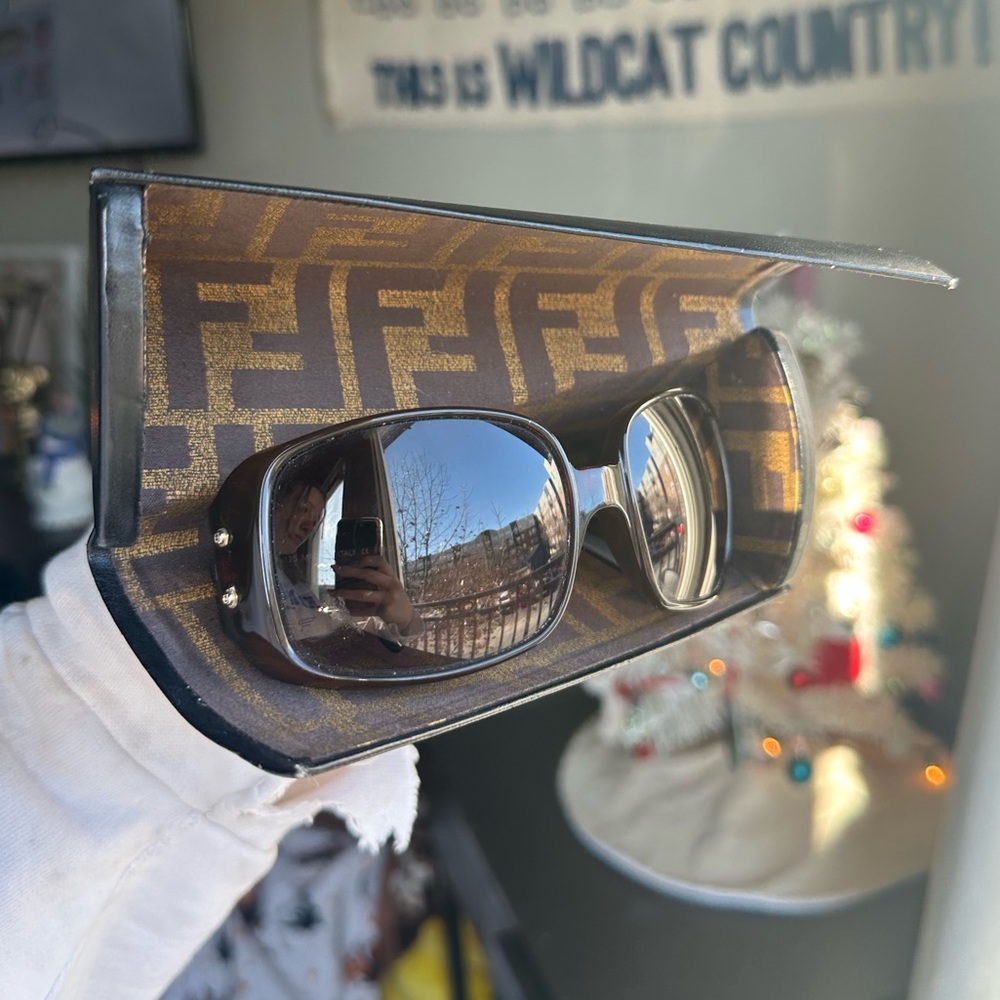 Brown fendi sunglasses. No scratches.